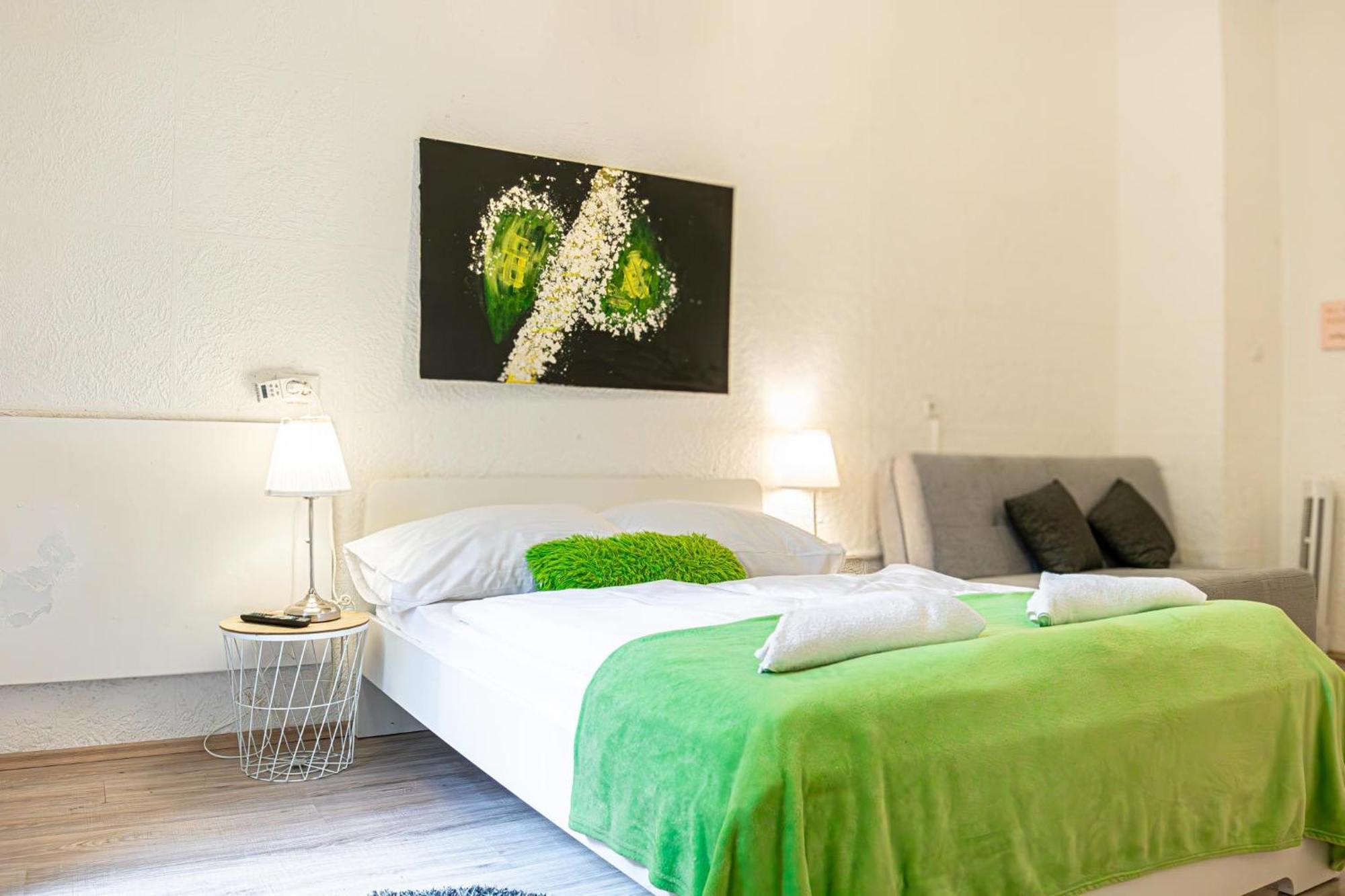 Simple Apt W Full Kitchen Wiener Stadthalle Exterior foto