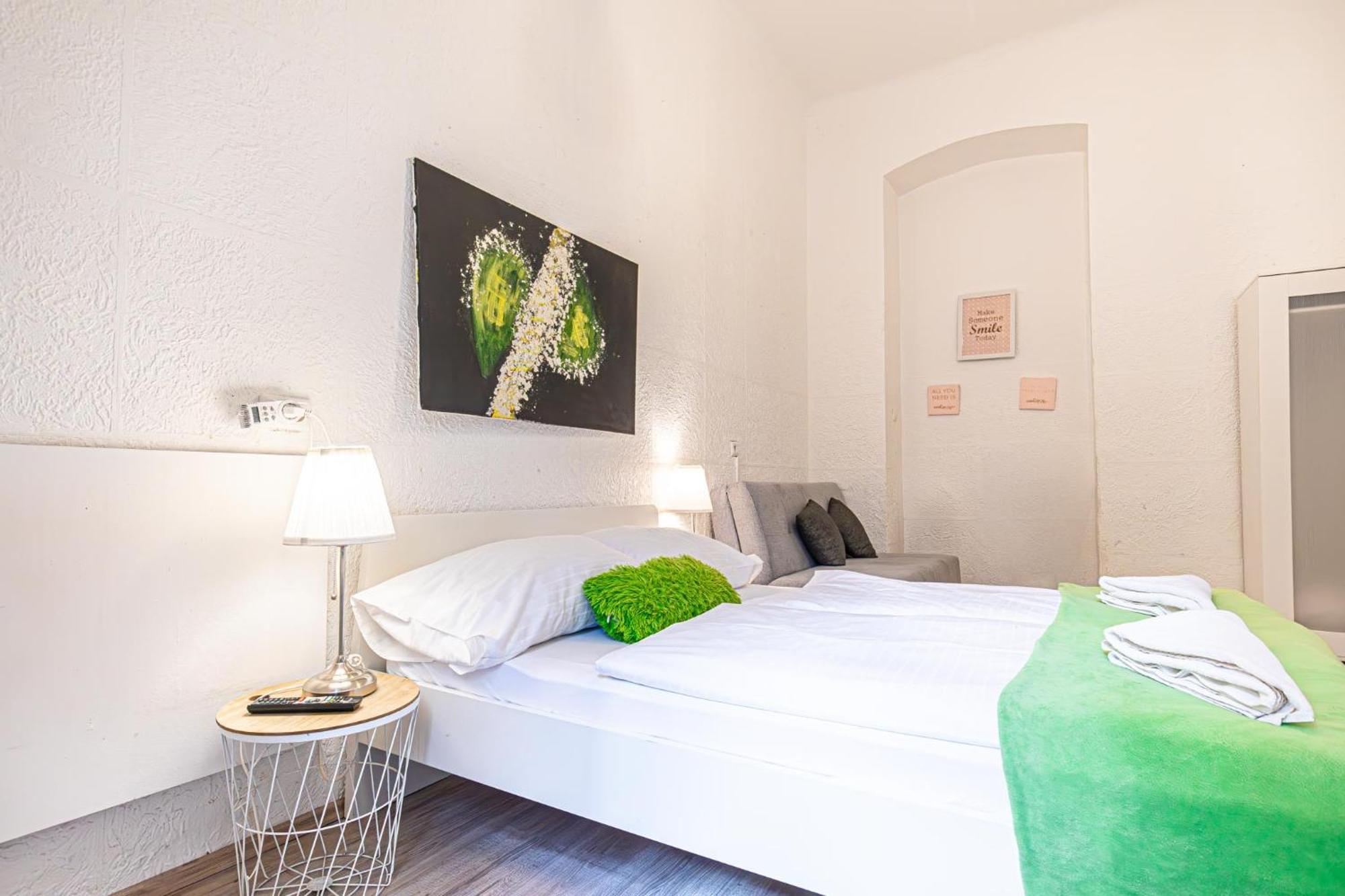Simple Apt W Full Kitchen Wiener Stadthalle Exterior foto