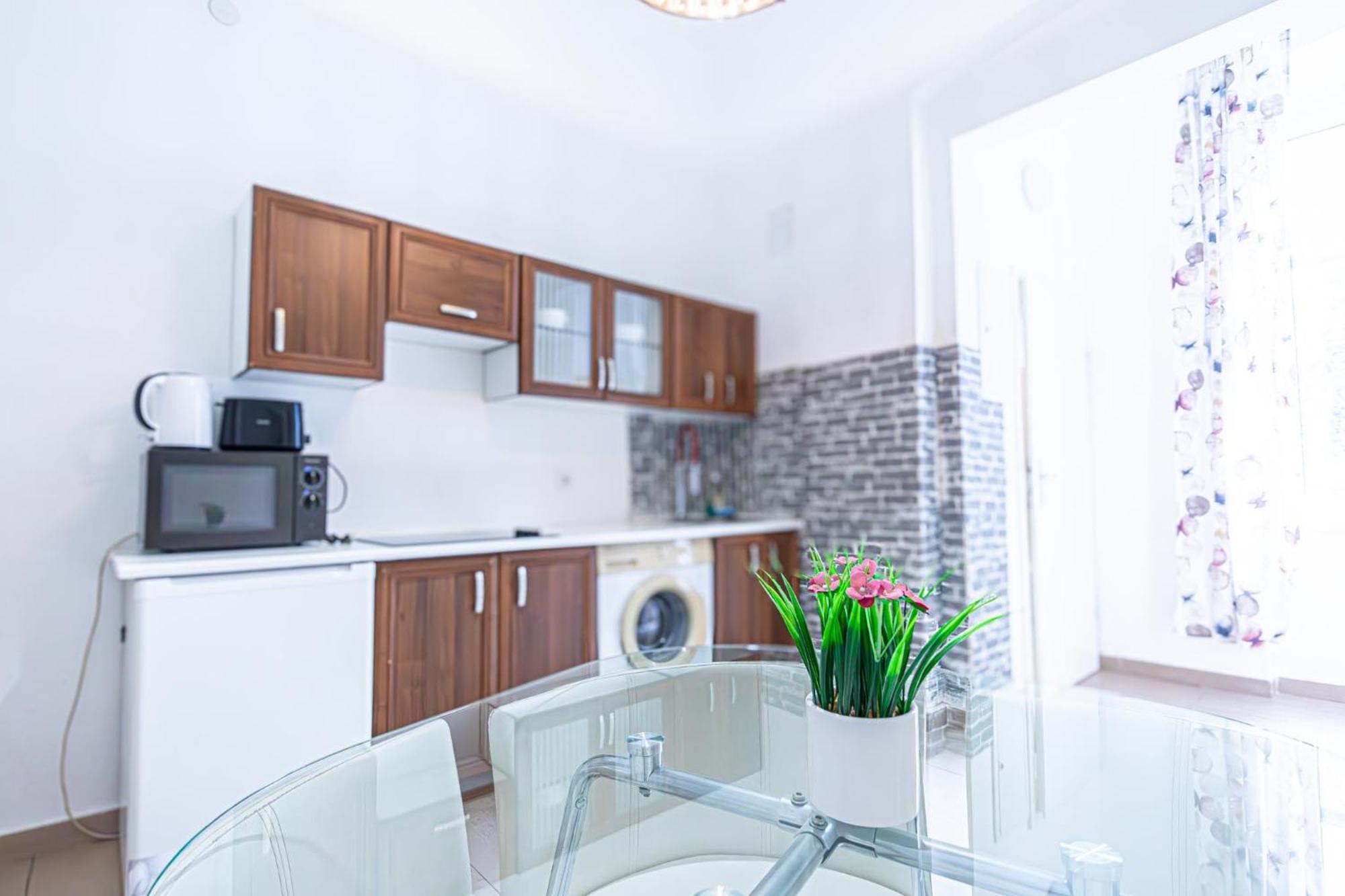 Simple Apt W Full Kitchen Wiener Stadthalle Exterior foto